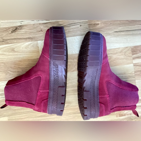 Puma Mayze Chelsea boots.  Red/Red.  US size 8. - Picture 2 of 3